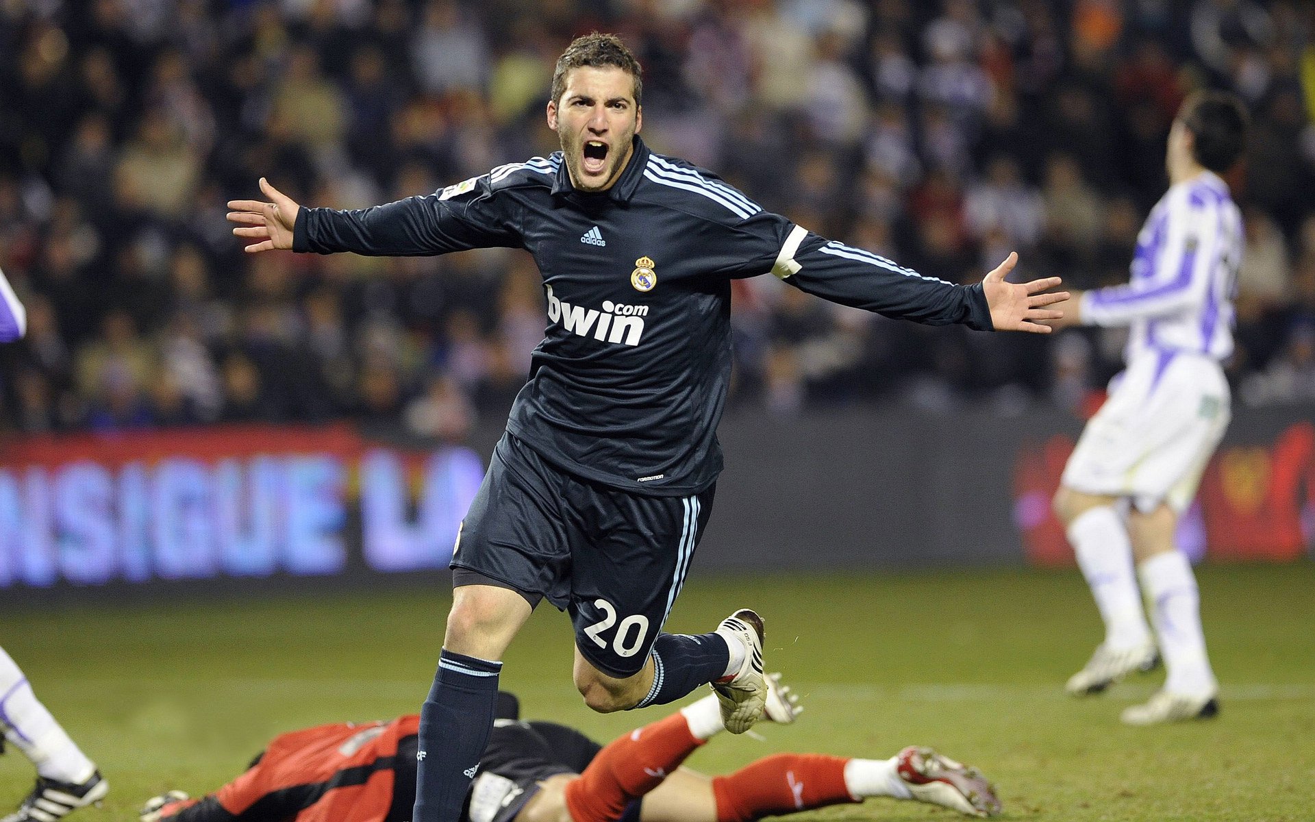 “笑声与奔跑同行！牛仔3K亲子跑点燃香港街头”